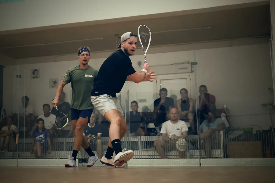 Un match du SLAM devant le public, derrière la vitre du court