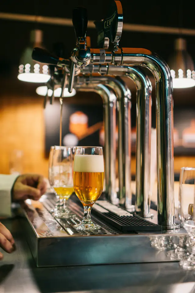 Les tireuses du bar et deux verres de pression sur le comptoir