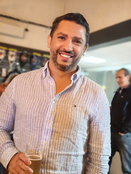 Une bière à la main, au comptoir, après la partie