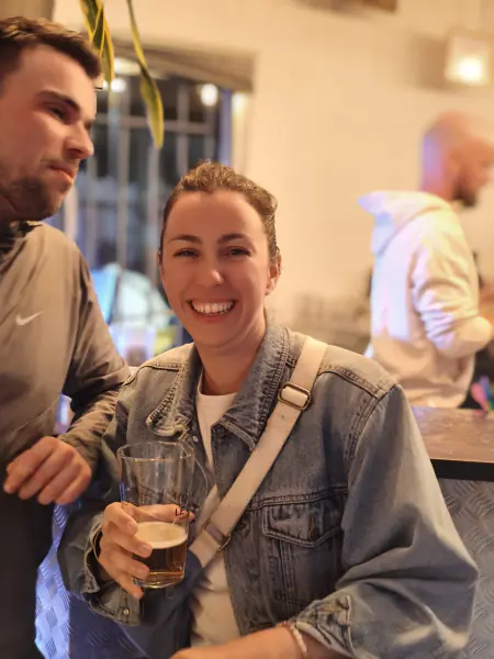 Une joueuse, sa bière à la main, au milieu de la soirée