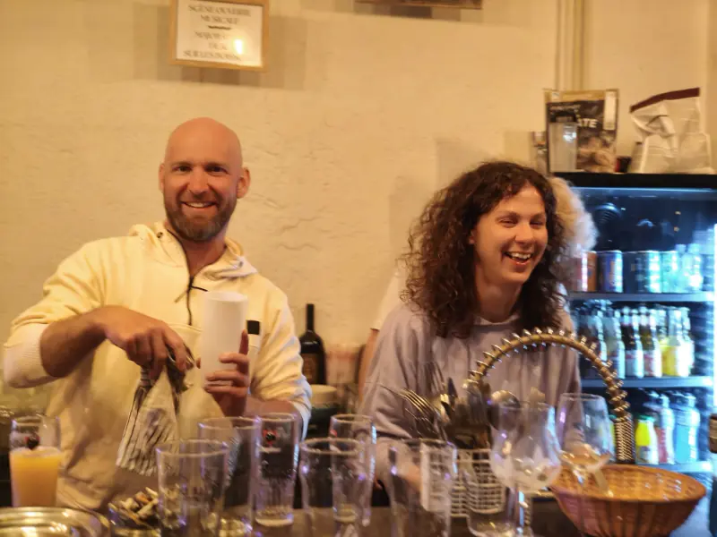 Derrière le comptoir, le service en cours et les verres alignés