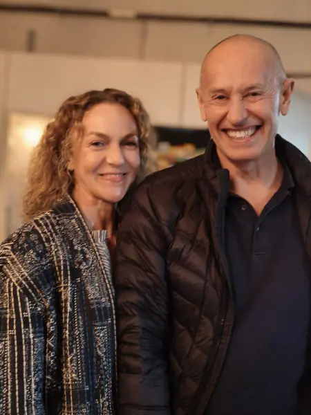 Deux membres du club posent ensemble pendant la soirée