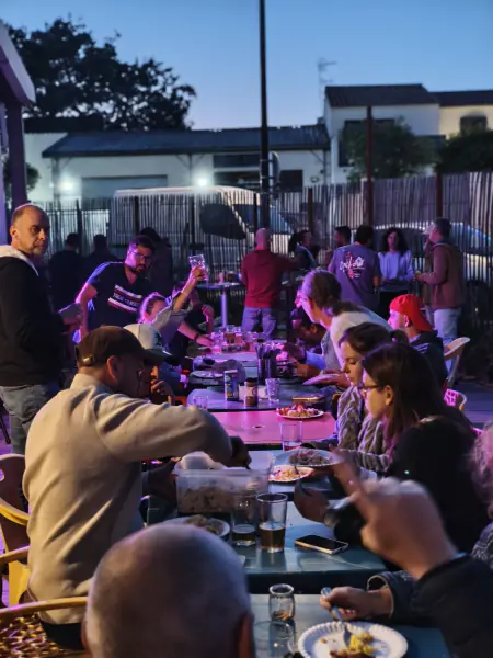 Une grande tablée sur la terrasse du club, un soir d’été