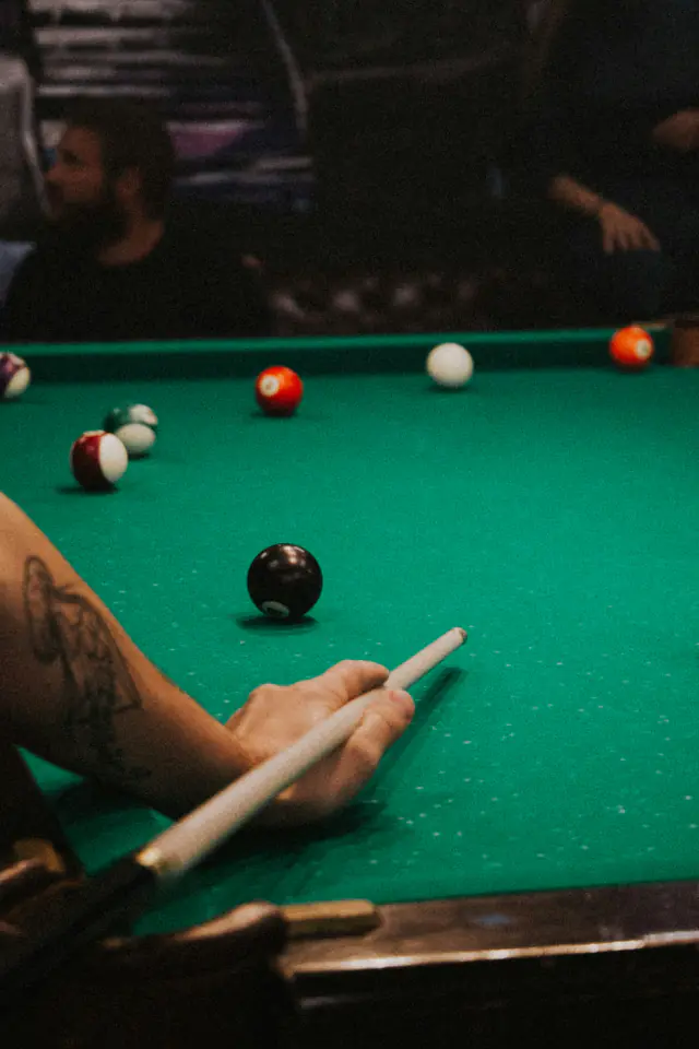 Une partie de billard en cours sur le tapis vert