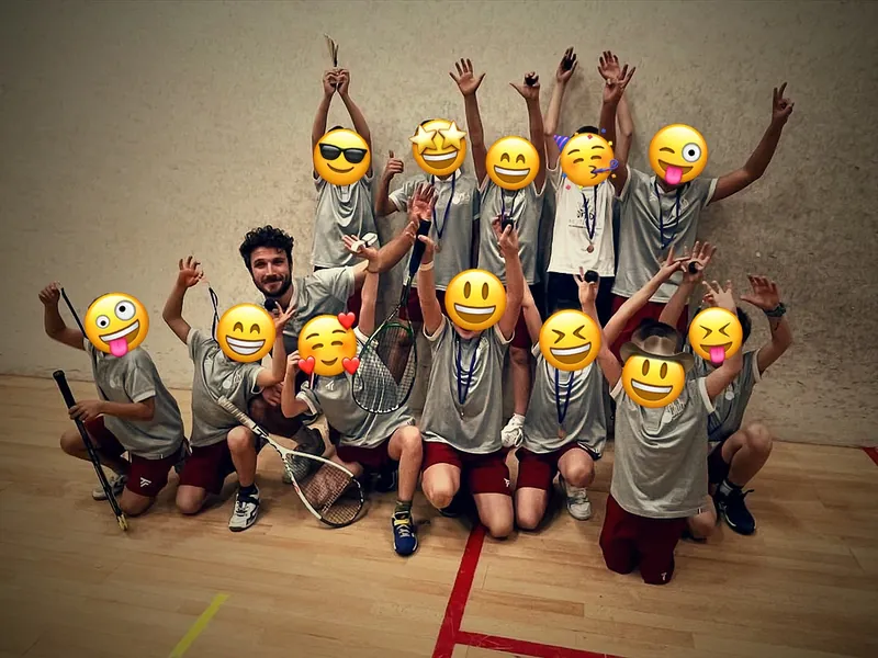 Les enfants de l’école des jeunes, médailles au cou, visages masqués par des emoji