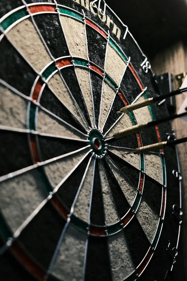 La cible de fléchettes accrochée au mur du club