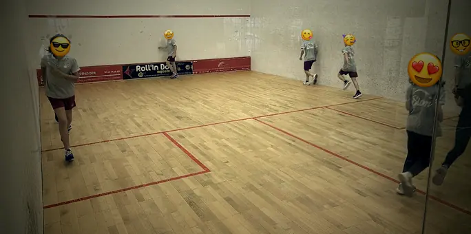 Un groupe d’ados court sur un court du club pendant un exercice, visages masqués par des emoji