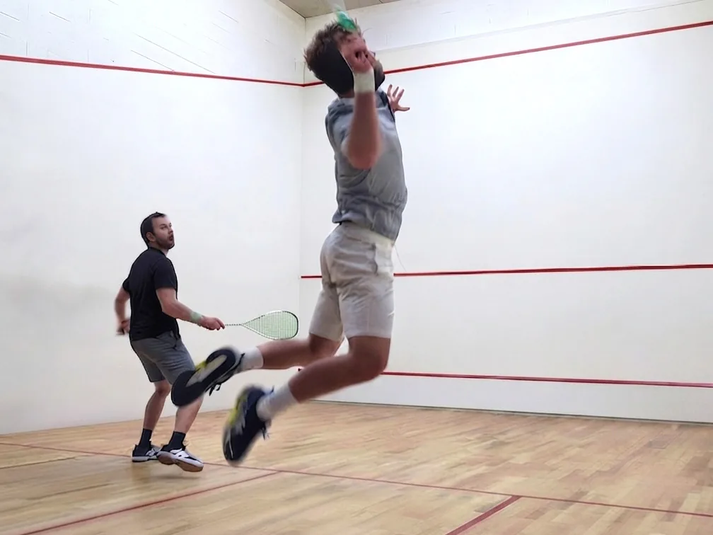 Un joueur s’élève pour smasher pendant un échange sur un court du club