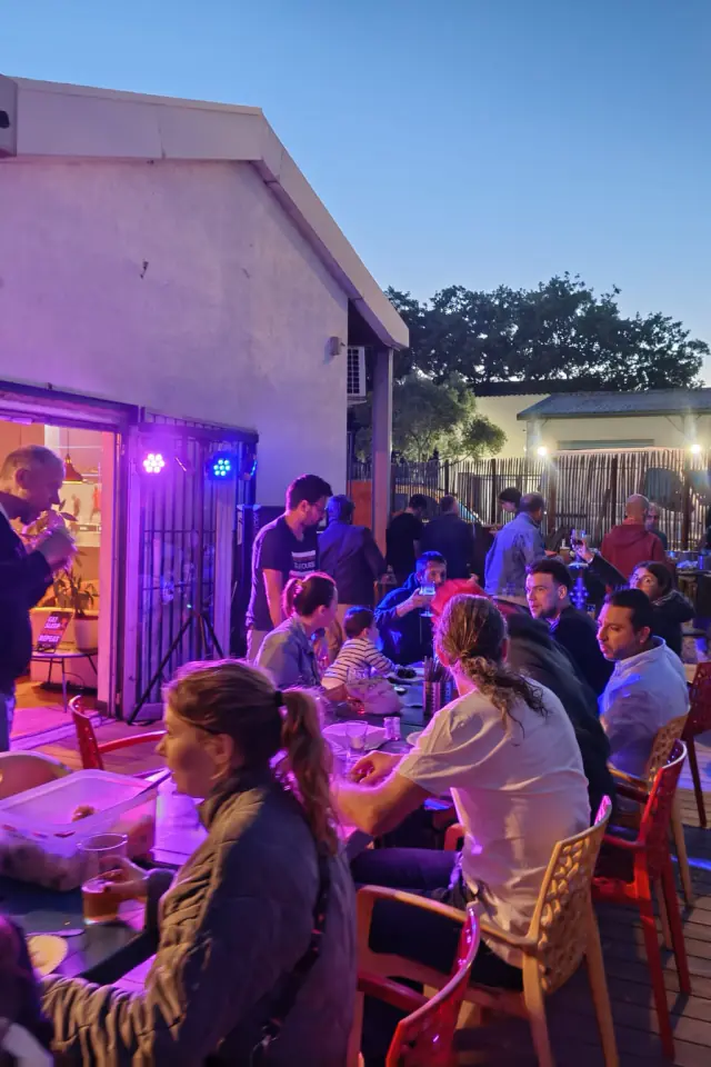 La terrasse du club un soir d’été, toutes les tables occupées